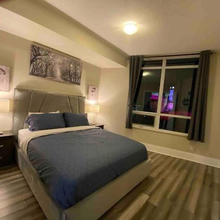 Luxurious 1 Bedroom Den, 1 Bath Condo Square One Mississauga Luaran gambar